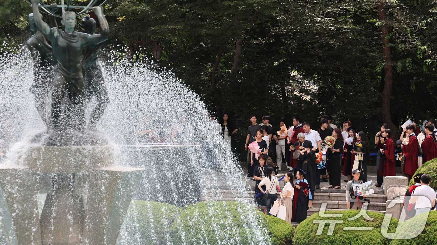 본문 이미지 - 경희대 2024학년도 후기 학위수여식이 진행된 20일 서울 동대문구 경희대에서 졸업생들과 가족 등이 기념촬영을 하기 위해 모여 있다. 2025.8.20/뉴스1 ⓒ News1 장수영 기자