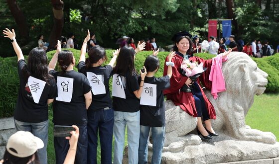 [뉴스1 PICK]후배들 축하 받는 졸업생 '드디어 졸업입니다'