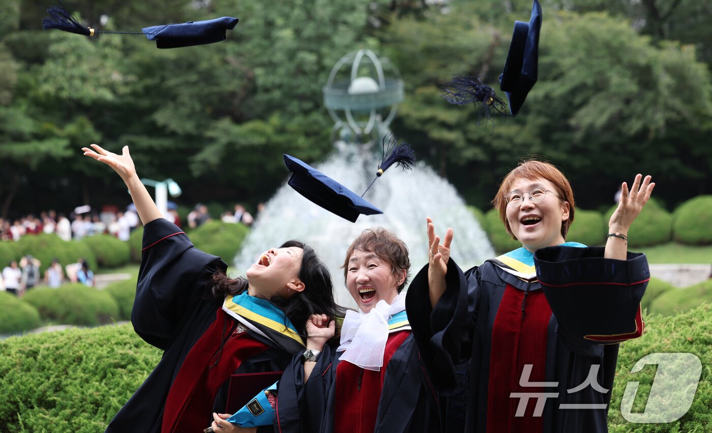 본문 이미지 - 경희대 2024학년도 후기 학위수여식이 진행된 20일 서울 동대문구 경희대에서 졸업생들이 학사모를 던지고 있다. 2025.8.20/뉴스1 ⓒ News1 장수영 기자
