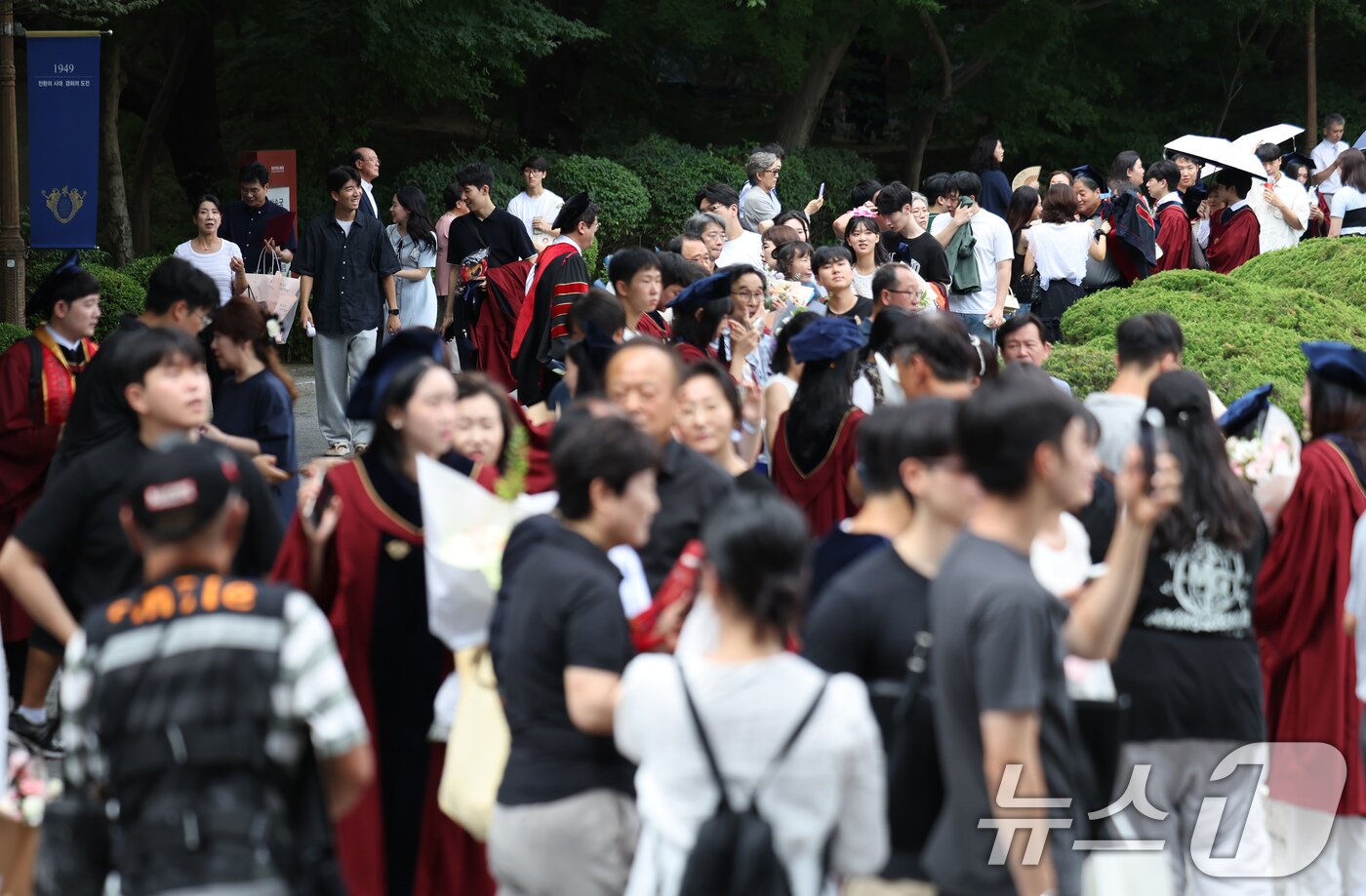 본문 이미지 - 경희대 2024학년도 후기 학위수여식이 진행된 20일 서울 동대문구 경희대에서 졸업생들과 가족 등이 기념촬영을 하기 위해 모여 있다. 2025.8.20/뉴스1 ⓒ News1 장수영 기자