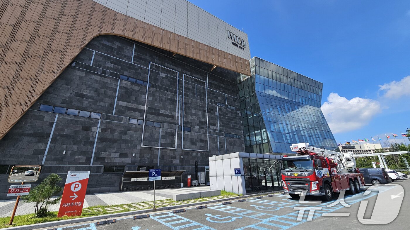 본문 이미지 - 20일 APEC 2025 정상회의 회의장인 경주시 보문단지 내 화백컨벤션센터에서 마무리 공사가 진행 중인 가운데 소방당국이 화재 등에 대비해 점검하고 있다. 2025.8.20/뉴스1 ⓒ News1 최창호 기자