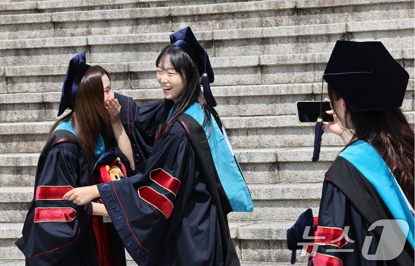 본문 이미지 - 경희대 2024학년도 후기 학위수여식이 진행된 20일 서울 동대문구 경희대에서 졸업생이 기념촬영 하며 추억을 남기고 있다. 2025.8.20/뉴스1 ⓒ News1 장수영 기자