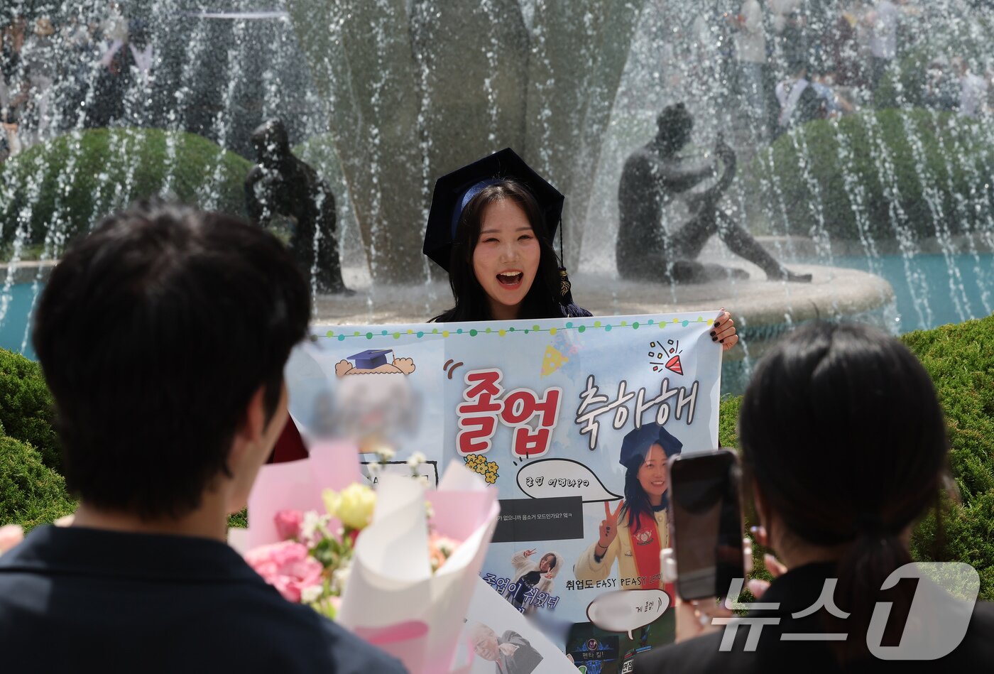 본문 이미지 - 경희대 2024학년도 후기 학위수여식이 진행된 20일 서울 동대문구 경희대에서 졸업생이 기념촬영 하며 추억을 남기고 있다. 2025.8.20/뉴스1 ⓒ News1 장수영 기자