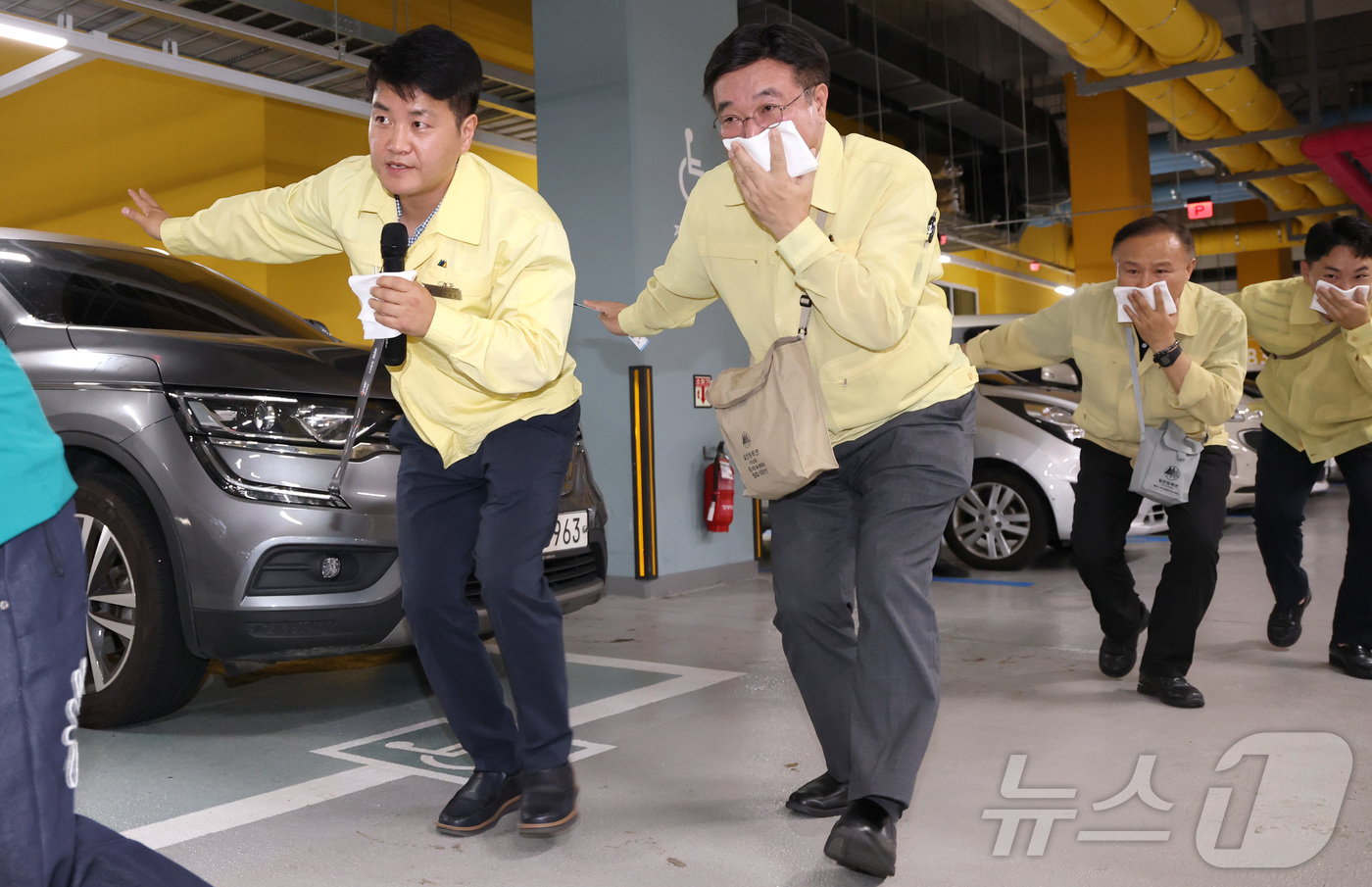 (세종=뉴스1) 김기남 기자 = 윤호중 행정안전부 장관이 20일 오후 세종시 정부세종청사에서 실시된 공습대비 민방위 훈련에 참여하여 지하 주차장으로 대피 후 입과 코를 가리고 화재 …