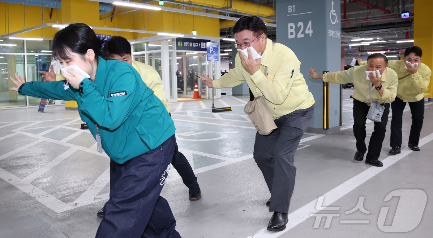 (세종=뉴스1) 김기남 기자 = 윤호중 행정안전부 장관이 20일 오후 세종시 정부세종청사에서 실시된 공습대비 민방위 훈련에 참여하여 지하 주차장으로 대피 후 입과 코를 가리고 화재 …
