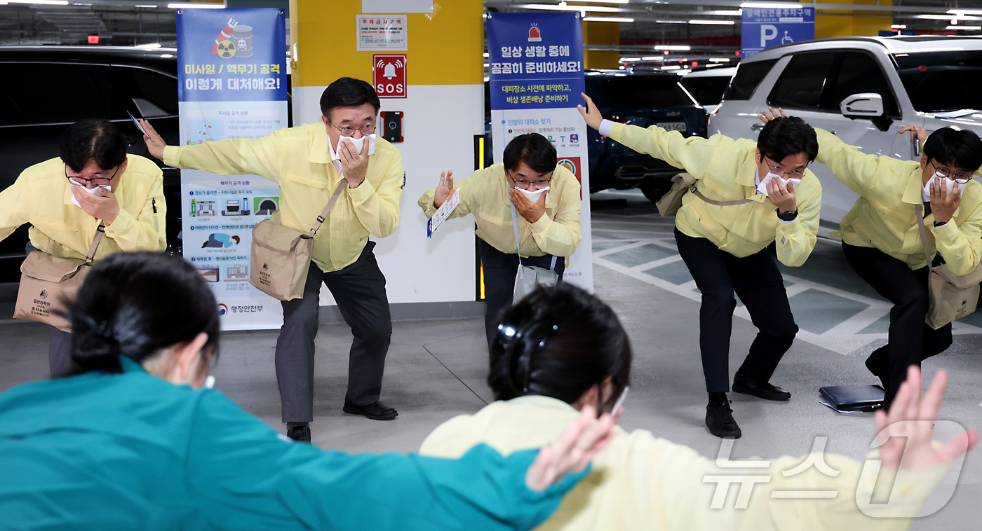 (세종=뉴스1) 김기남 기자 = 윤호중 행정안전부 장관이 20일 오후 세종시 정부세종청사에서 실시된 공습대비 민방위 훈련에 참여하여 지하 주차장으로 대피 후 입과 코를 가리고 화재 …