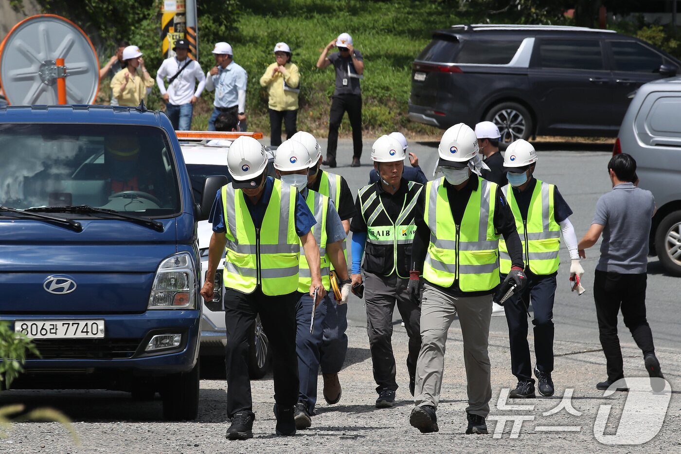 본문 이미지 - 20일 오후 경북경찰청, 국립과학수사연구원, 항공철도사고조사위원회, 노동 당국 등의 관계자들이 경북 청도군 화양읍 삼신리 경부선 무궁화호 열차 사고 현장으로 향하고 있다. 2025.8.20/뉴스1 ⓒ News1 공정식 기자