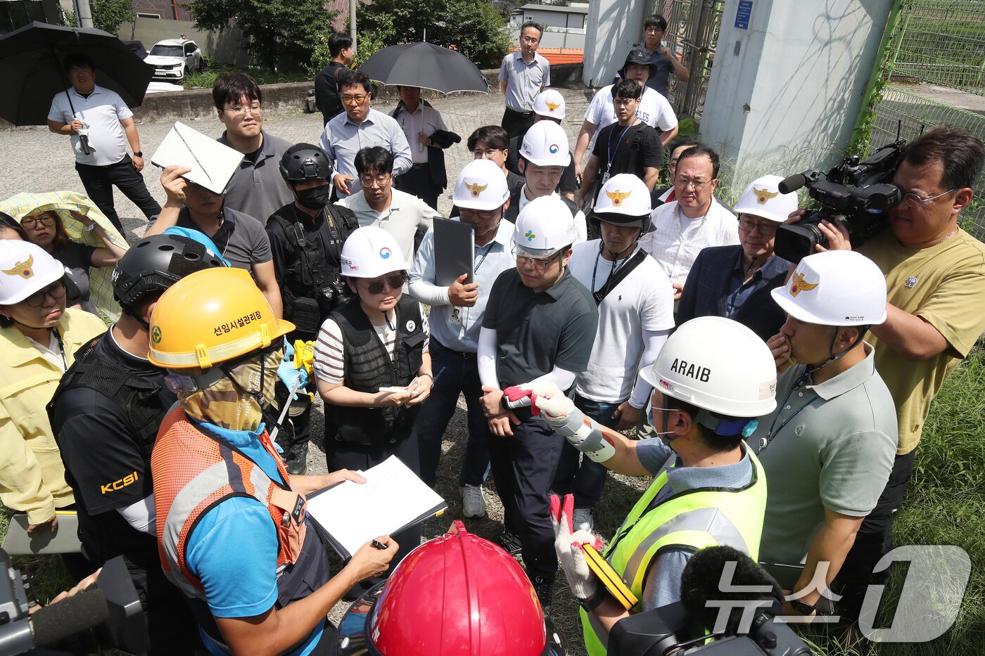 본문 이미지 - 20일 오후 경북경찰청, 국립과학수사연구원, 항공철도사고조사위원회, 노동 당국 등 합동감식에 참여한 기관 관계자들이 경북 청도군 화양읍 삼신리 경부선 무궁화호 열차 사고 현장으로 들어가기 전 회의를 하고 있다. 2025.8.20/뉴스1 ⓒ News1 공정식 기자