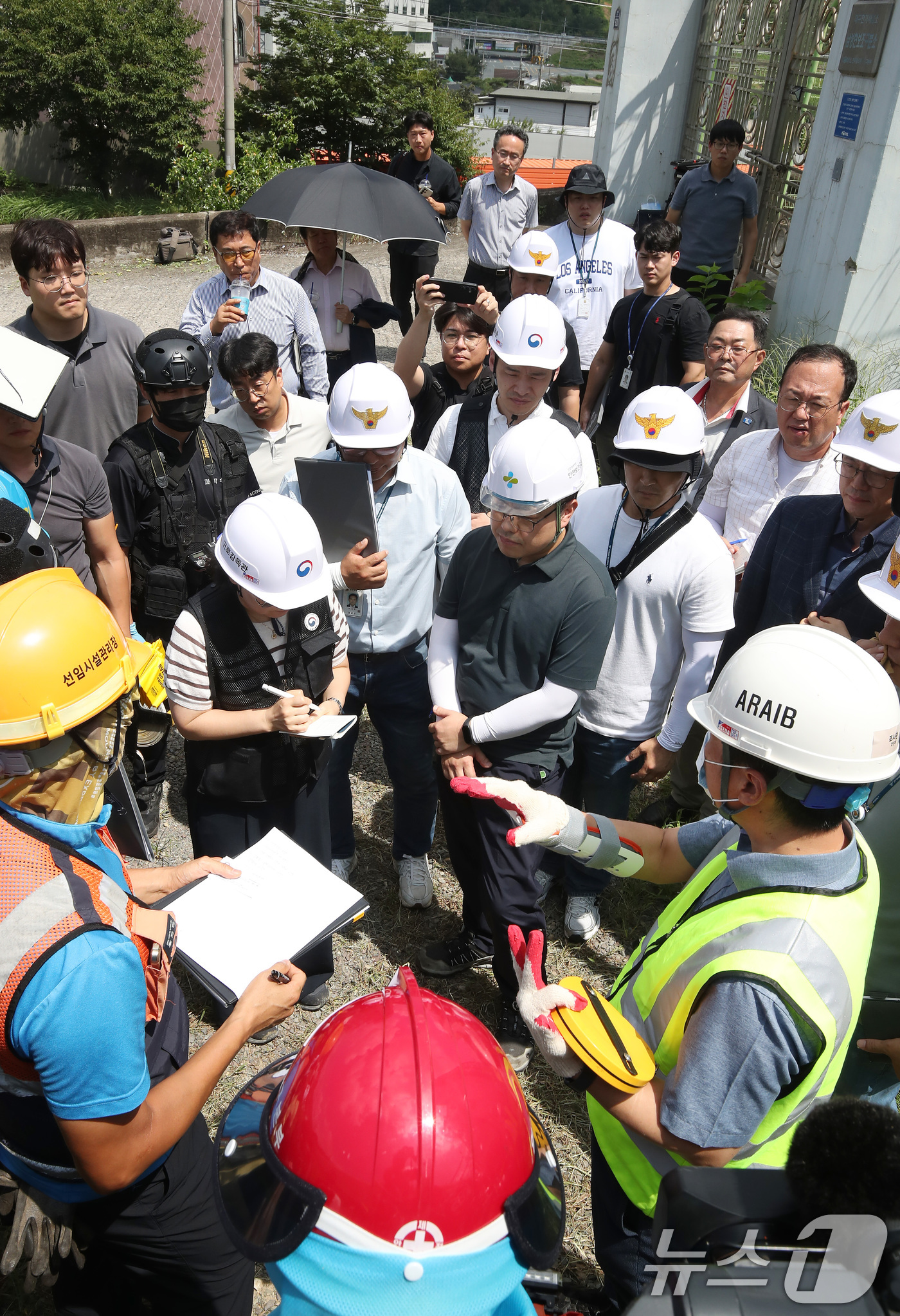 (청도=뉴스1) 공정식 기자 = 20일 오후 경북경찰청, 국립과학수사연구원, 항공철도사고조사위원회, 노동 당국 등 합동감식에 참여한 기관 관계자들이 경북 청도군 화양읍 삼신리 경부 …