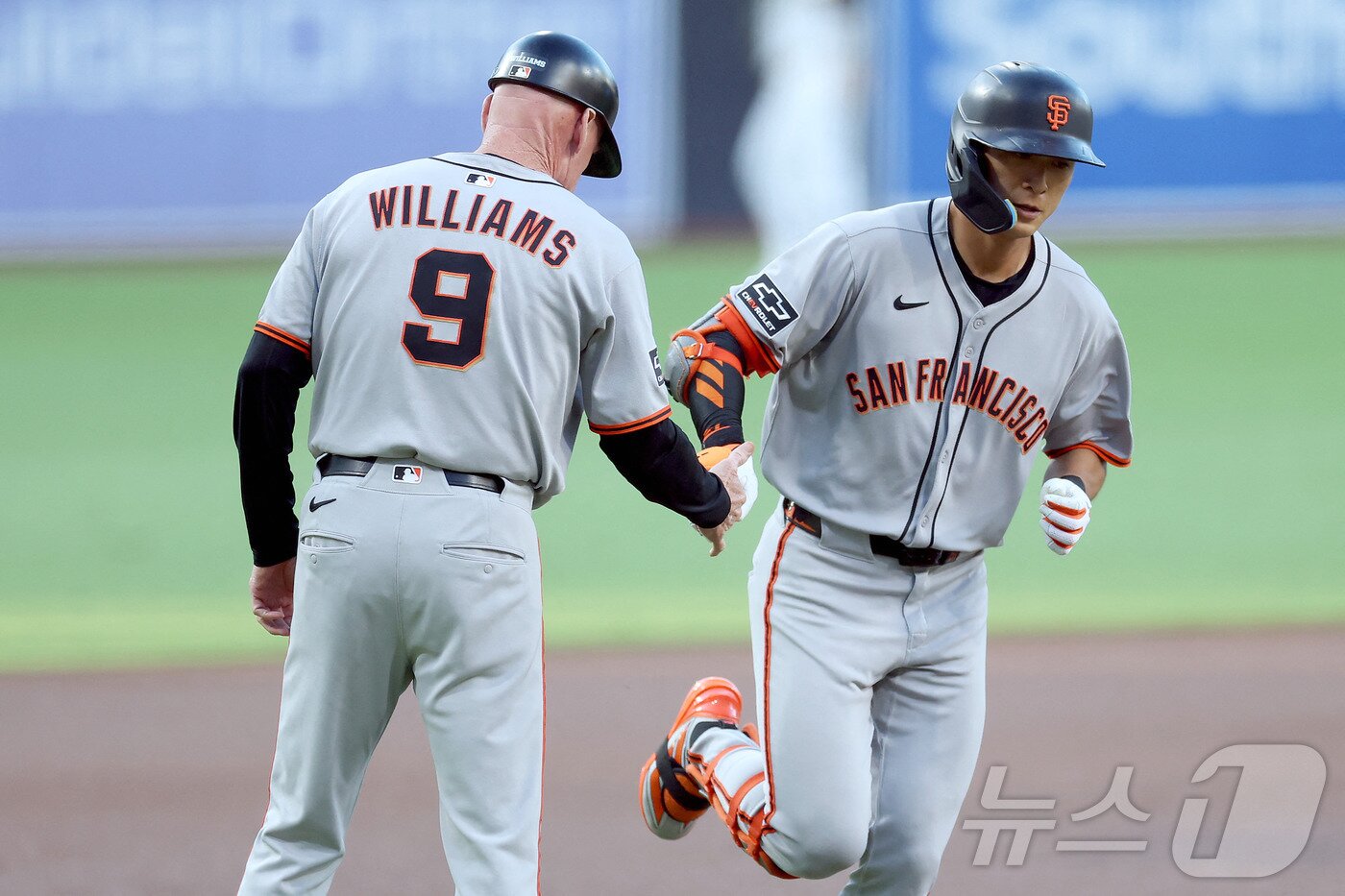 본문 이미지 - MLB 샌프란시스코 이정후(오른쪽)가 홈런을 친 뒤 3루 베이스를 돌고 있다. ⓒ AFP=뉴스1