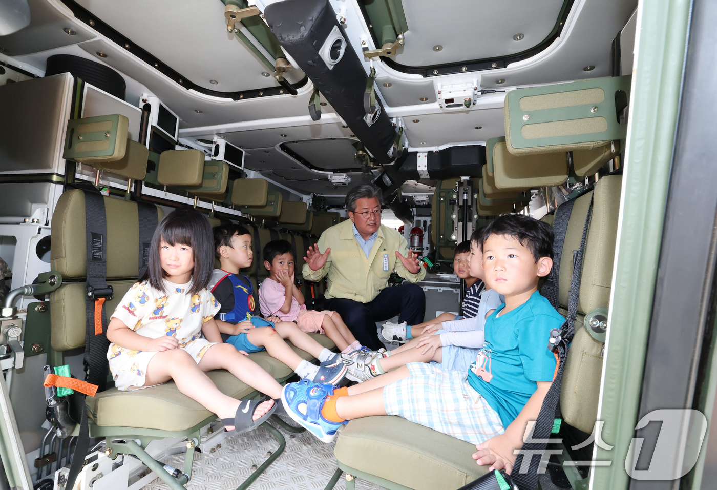 (대전=뉴스1) 김기태 기자 = 정용래 대전 유성구청장이 을지연습 기간인 20일 유성구청에서 어린이집 원생들과 장갑차 탑승 체험을 하며 을지연습에 대해 설명하고 있다.   2025 …