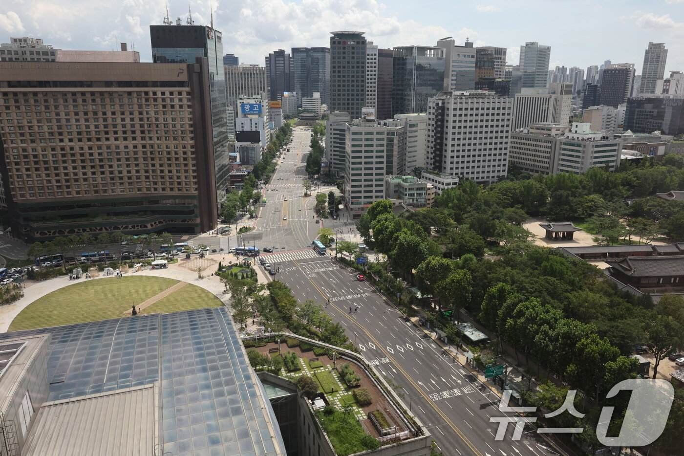 본문 이미지 - 전국 민방위 훈련이 실시된 20일 오후 서울 세종대로에서 차량 이동이 통제되고 있다. 이번 민방위 훈련에서는 긴급차량 길 터주기 훈련을 중점적으로 실시했다. 2025.8.20/뉴스1 ⓒ News1 박지혜 기자