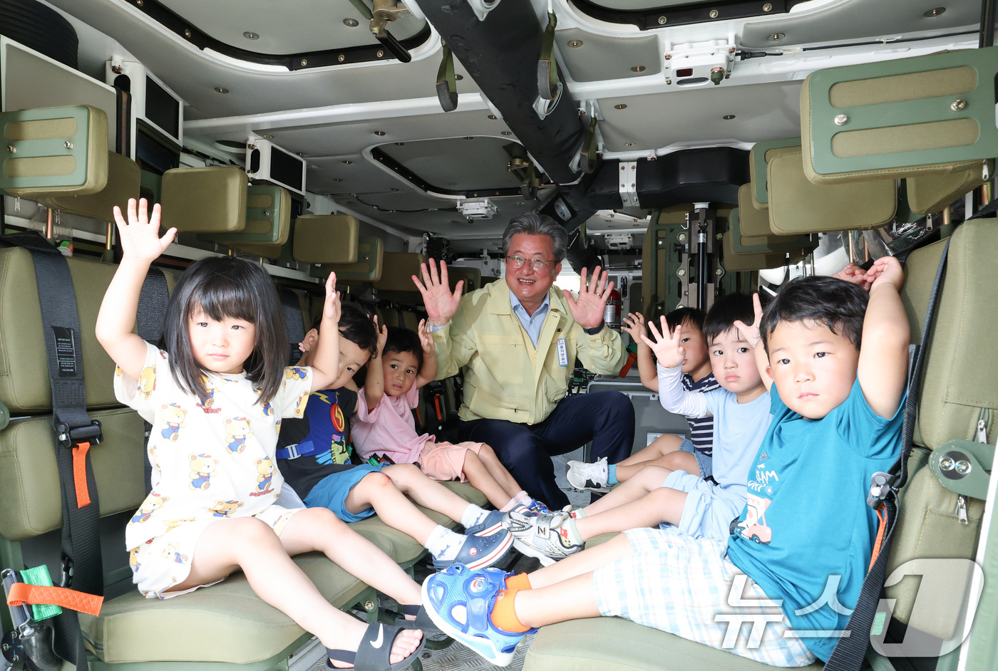 (대전=뉴스1) 김기태 기자 = 정용래 대전 유성구청장이 을지연습 기간인 20일 유성구청에서 어린이집 원생들과 장갑차 탑승 체험을 하며 을지연습에 대해 설명하고 있다.   2025 …