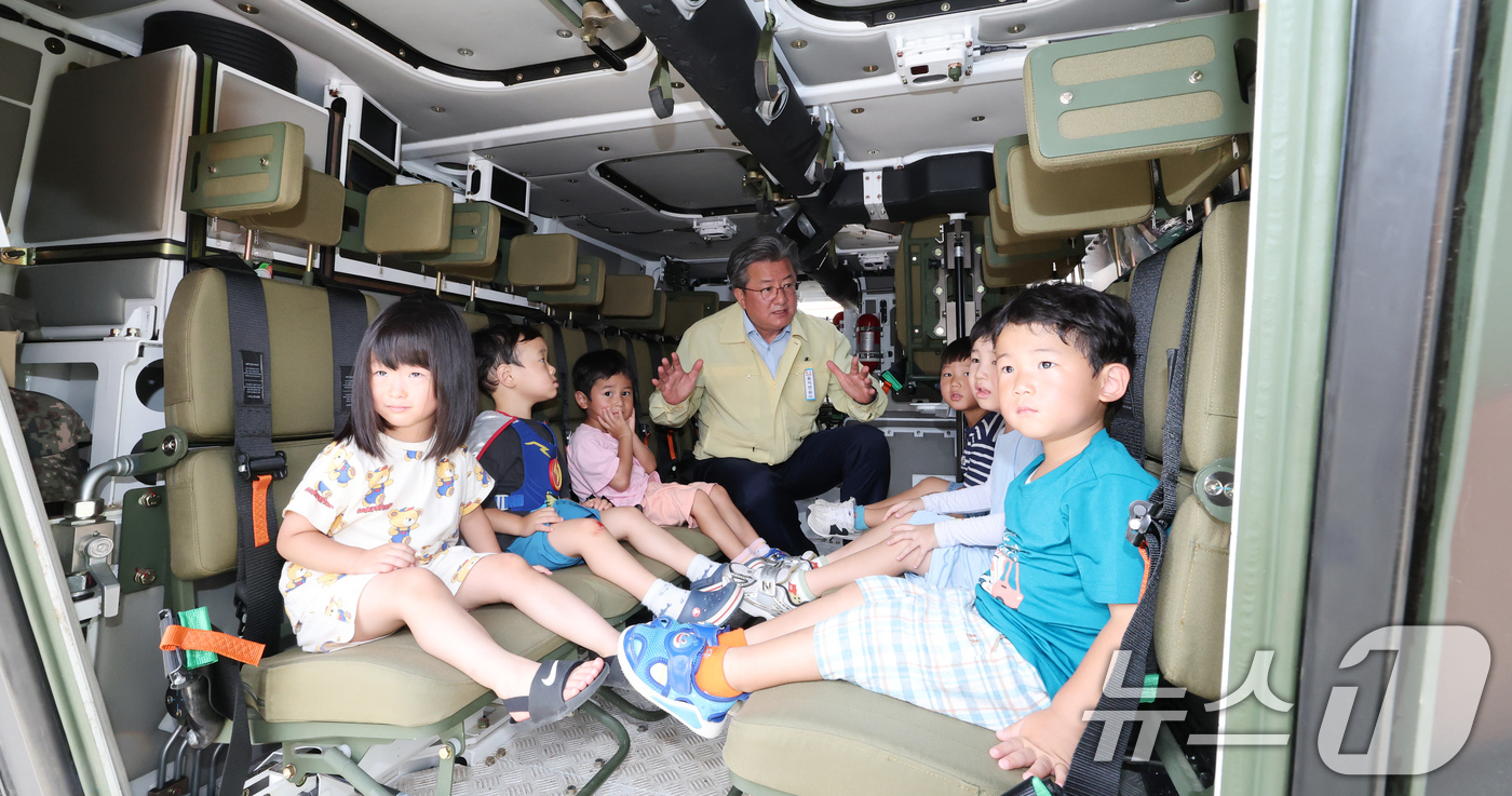 (대전=뉴스1) 김기태 기자 = 정용래 대전 유성구청장이 을지연습 기간인 20일 유성구청에서 어린이집 원생들과 장갑차 탑승 체험을 하며 을지연습에 대해 설명하고 있다.   2025 …