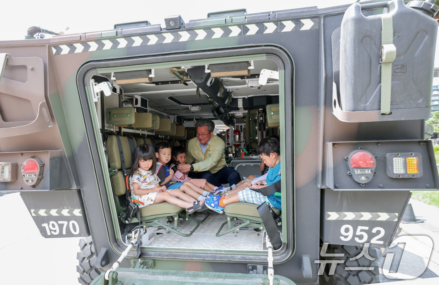 (대전=뉴스1) 김기태 기자 = 정용래 대전 유성구청장이 을지연습 기간인 20일 유성구청에서 어린이집 원생들과 장갑차 탑승 체험을 하며 을지연습에 대해 설명하고 있다.   2025 …