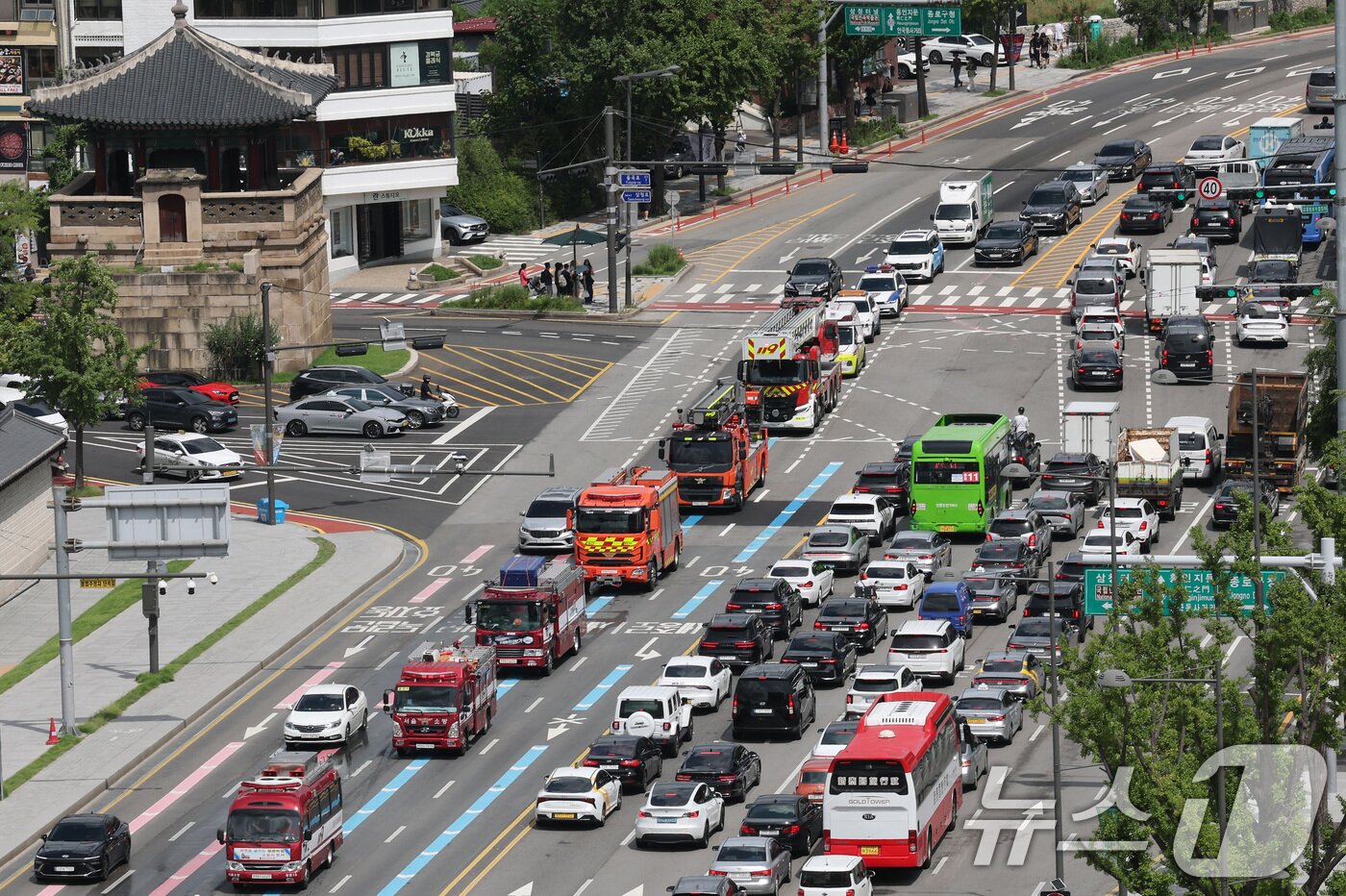 본문 이미지 - 전국 민방위 훈련이 진행된 20일 오후 서울 종로구 광화문 일대에서 소방차, 구급차 등이 길터주기 훈련에 나서고 있다. 2025.8.20/뉴스1 ⓒ News1 임세영 기자