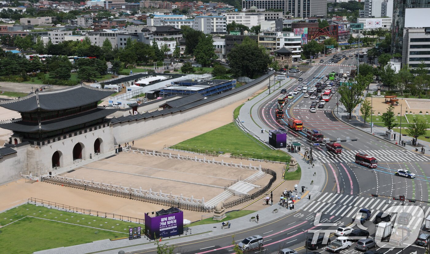 본문 이미지 - 전국 민방위 훈련이 진행된 20일 오후 서울 종로구 광화문 일대에서 소방차, 구급차 등이 길터주기 훈련에 나서고 있다. 2025.8.20/뉴스1 ⓒ News1 임세영 기자
