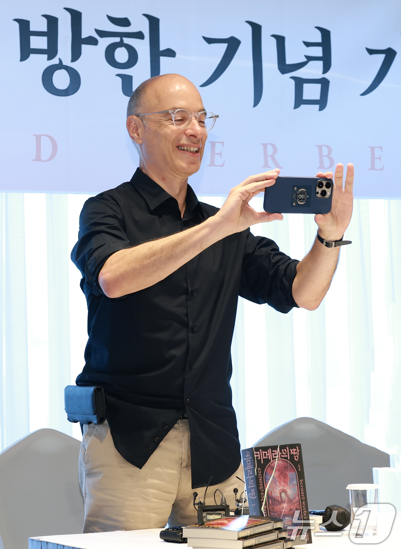 (서울=뉴스1) 권현진 기자 = 프랑스의 천재 작가 베르나르 베르베르가 20일 오후 서울 중구 앰배서더 서울 풀만 호텔에서 가진 ‘카메라의 땅’ 출간 기념 기자간담회에 참석해 현장 …