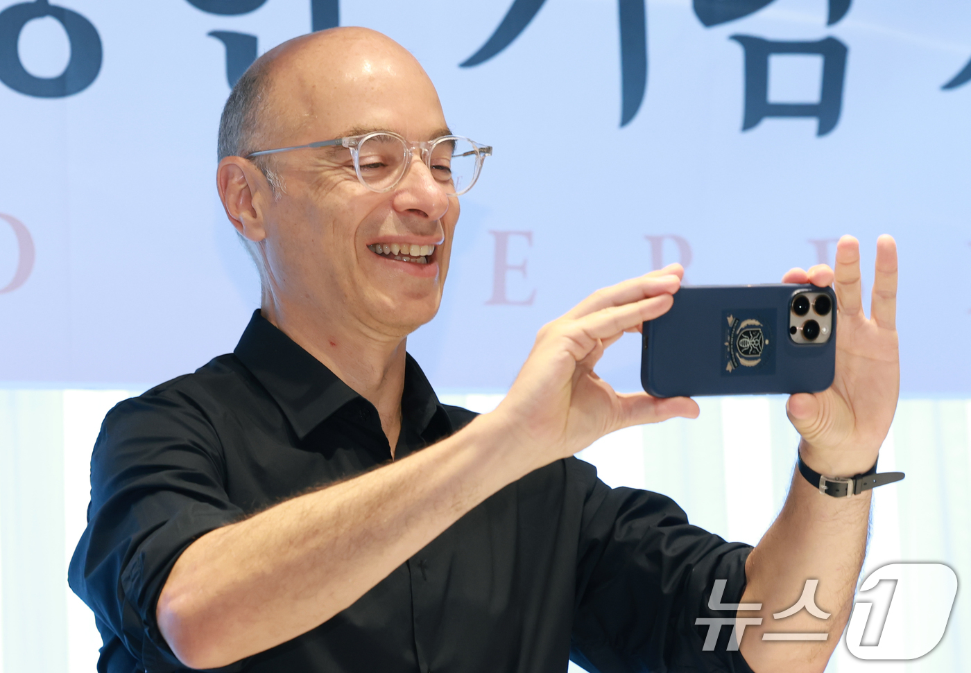 (서울=뉴스1) 권현진 기자 = 프랑스의 천재 작가 베르나르 베르베르가 20일 오후 서울 중구 앰배서더 서울 풀만 호텔에서 가진 ‘카메라의 땅’ 출간 기념 기자간담회에 참석해 현장 …