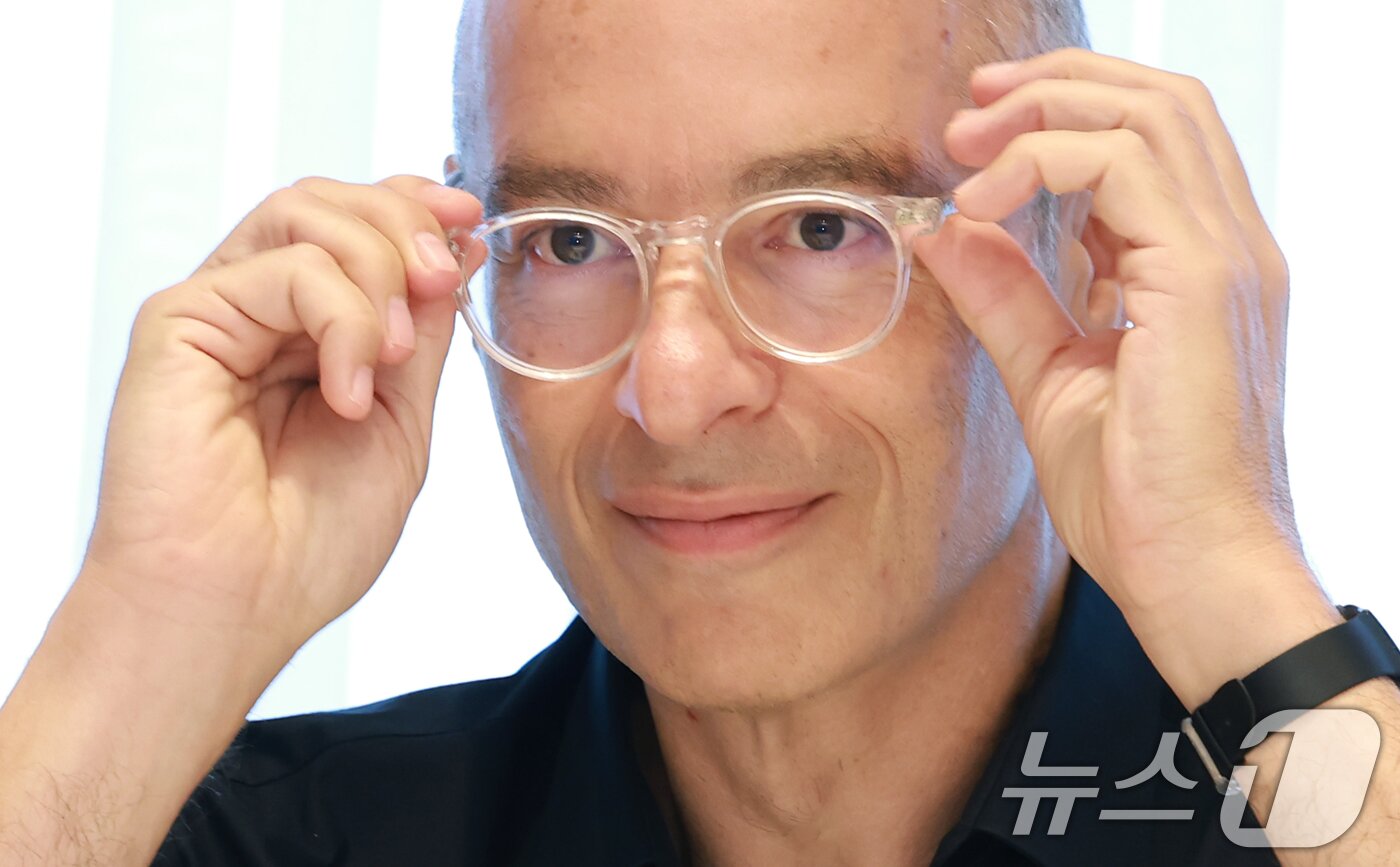 본문 이미지 - 프랑스의 천재 작가 베르나르 베르베르가 20일 오후 서울 중구 앰배서더 서울 풀만 호텔에서 가진 ‘카메라의 땅’ 출간 기념 기자간담회에 참석해 안경을 고쳐쓰고 있다. '키메라의 땅 1, 2'는 핵전쟁 이후의 디스토피아적 미래를 배경으로, 새로운 지구 지배 종족인 '키메라'의 등장과 다양한 종족과의 갈등 속 인류의 운명에 질문을 던지는 이야기를 그렸다. 2025.8.20/뉴스1 ⓒ News1 권현진 기자