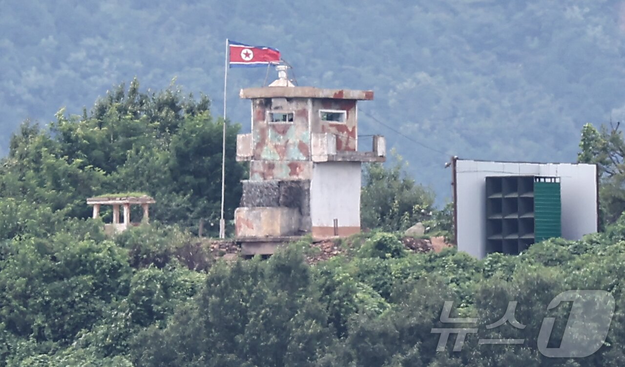 본문 이미지 - 사진은 경기 파주시 접경지역에서 바라 본 북한 초소와 대남 확성기. 2025.8.20 ⓒ 뉴스1 김도우 기자