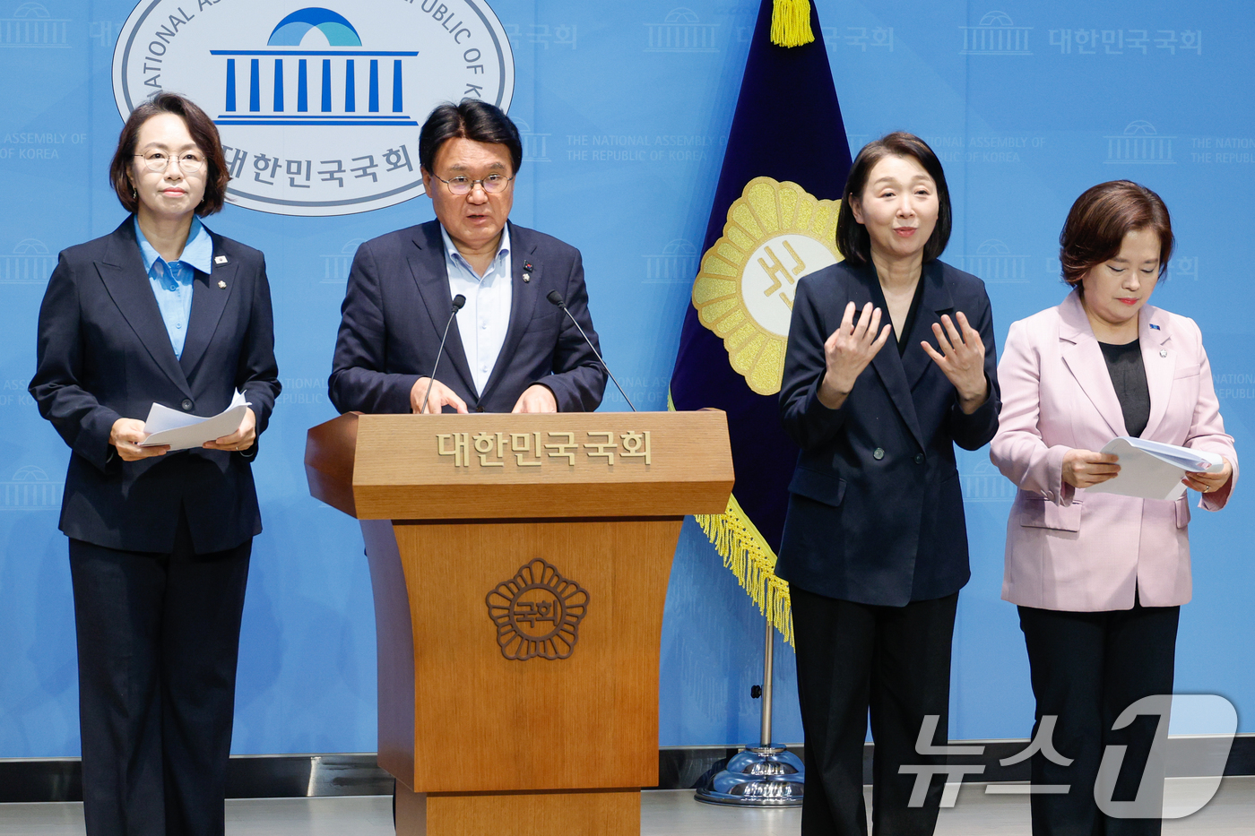 (서울=뉴스1) 안은나 기자 = 백선희(왼쪽부터), 황운하, 정춘생 조국혁신당 의원이 20일 오후 서울 여의도 국회 소통관에서 건진법사 전성배 씨 수사 과정 중 검찰이 관봉권 수사 …