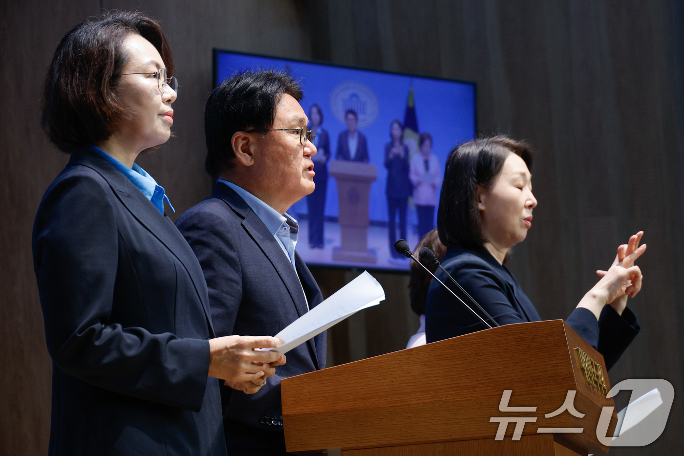 (서울=뉴스1) 안은나 기자 = 황운하 조국혁신당 의원이 20일 오후 서울 여의도 국회 소통관에서 백선희, 정춘생 의원과 함께 건진법사 전성배 씨 수사 과정 중 검찰이 관봉권 수사 …