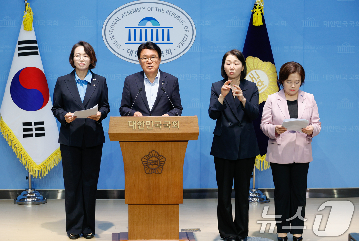 (서울=뉴스1) 안은나 기자 = 백선희(왼쪽부터), 황운하, 정춘생 조국혁신당 의원이 20일 오후 서울 여의도 국회 소통관에서 건진법사 전성배 씨 수사 과정 중 검찰이 관봉권 수사 …