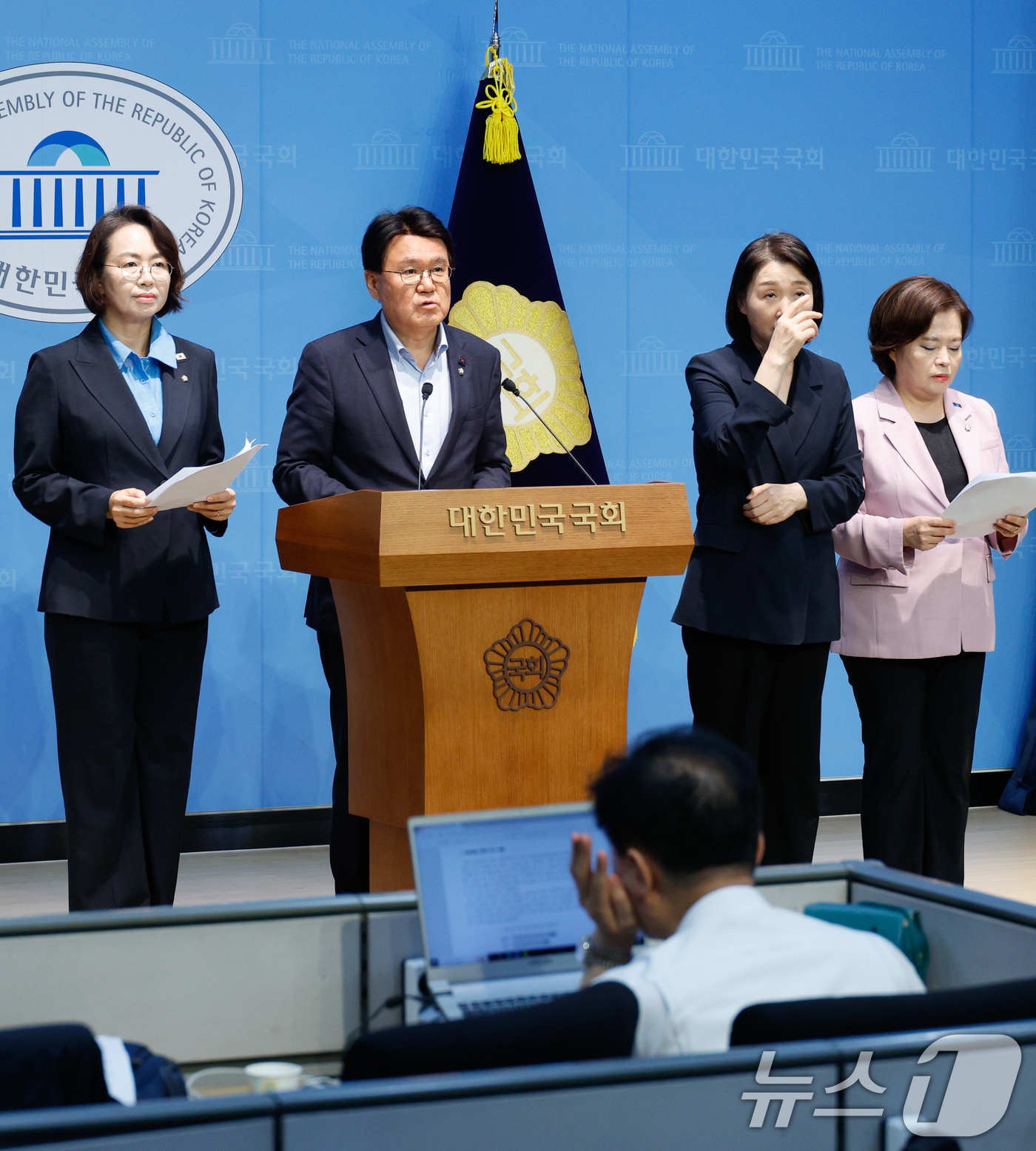 (서울=뉴스1) 안은나 기자 = 백선희(왼쪽부터), 황운하, 정춘생 조국혁신당 의원이 20일 오후 서울 여의도 국회 소통관에서 건진법사 전성배 씨 수사 과정 중 검찰이 관봉권 수사 …