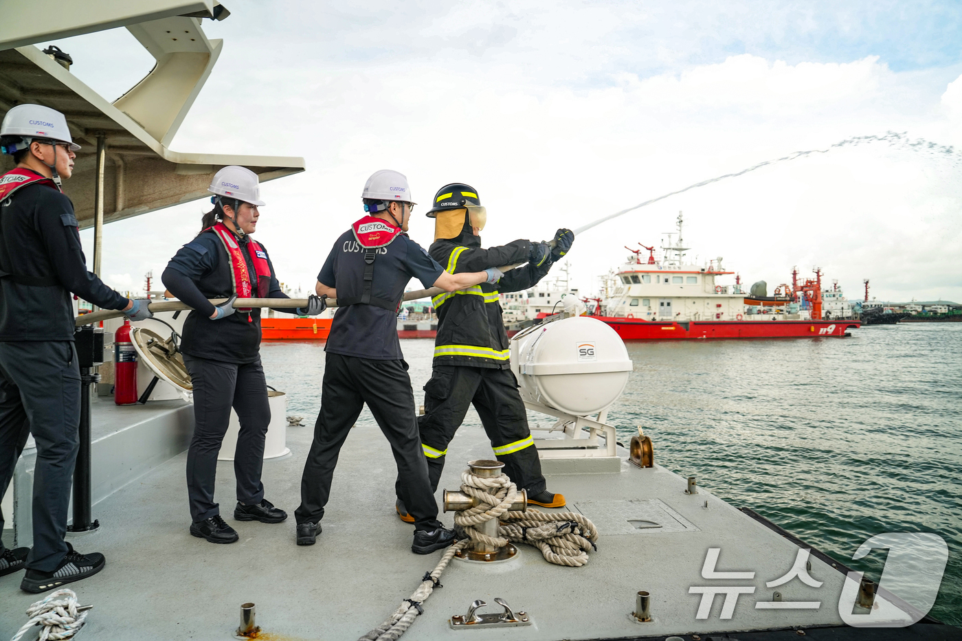 (서울=뉴스1) = 관세청은 지난 18일부터 2025년 을지연습과 연계된 실제 훈련의 일환으로 인천, 부산을 포함한 전국 15개 항만 세관에서 '감시정 위기 대응 훈련'을 실시했다 …