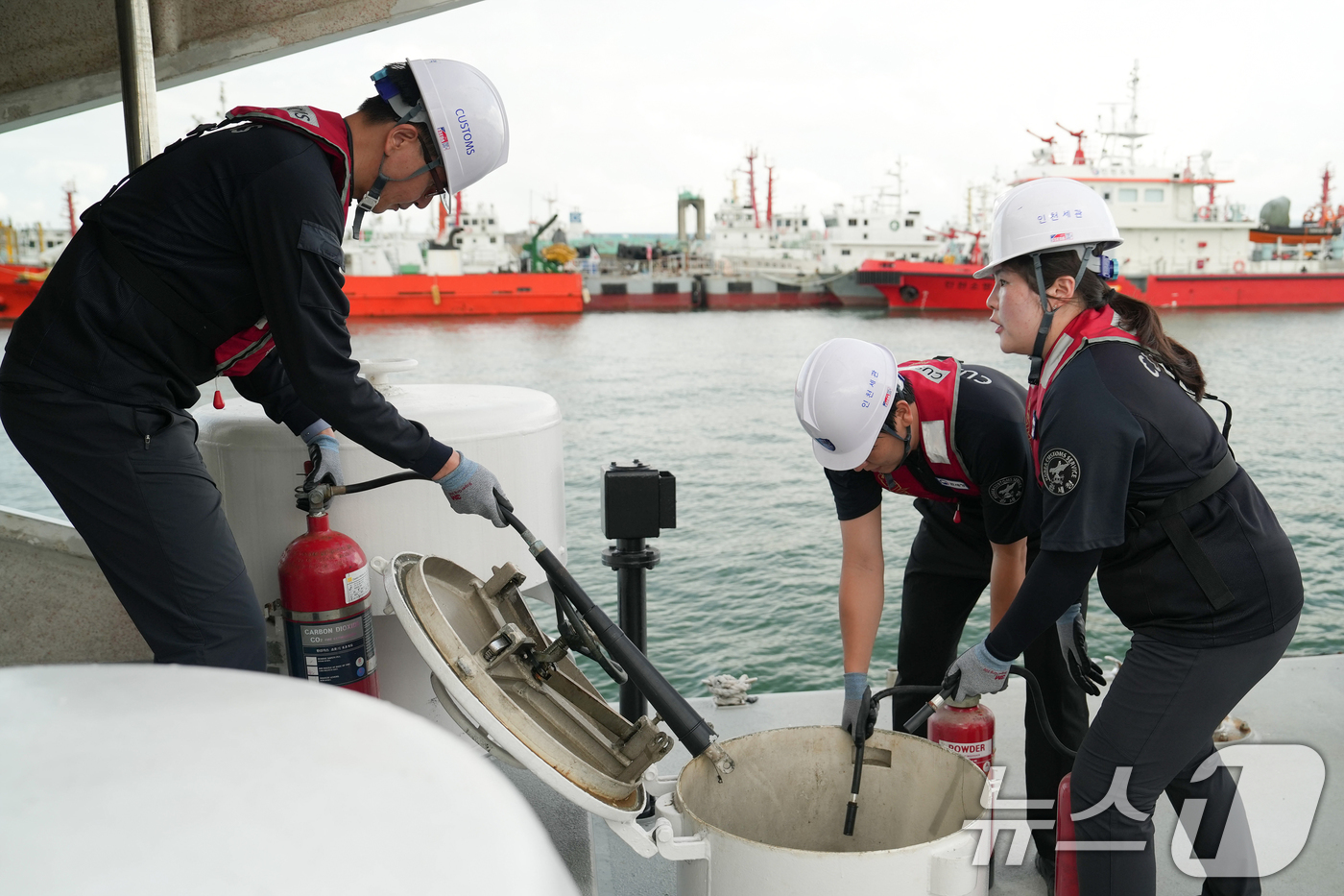 (서울=뉴스1) = 관세청은 지난 18일부터 2025년 을지연습과 연계된 실제 훈련의 일환으로 인천, 부산을 포함한 전국 15개 항만 세관에서 '감시정 위기 대응 훈련'을 실시했다 …