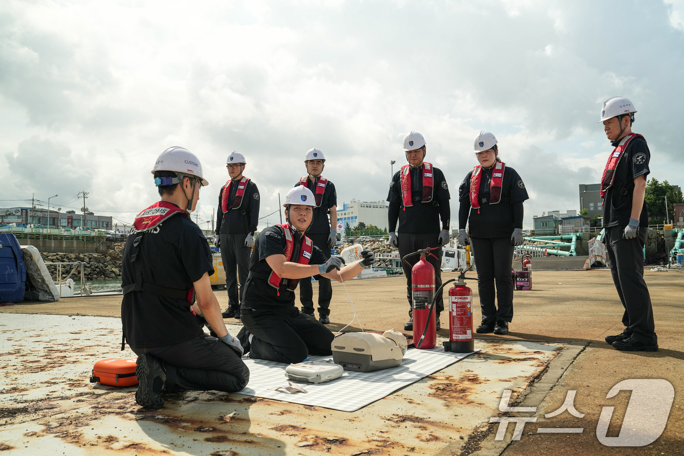 (서울=뉴스1) = 관세청은 지난 18일부터 2025년 을지연습과 연계된 실제 훈련의 일환으로 인천, 부산을 포함한 전국 15개 항만 세관에서 '감시정 위기 대응 훈련'을 실시했다 …