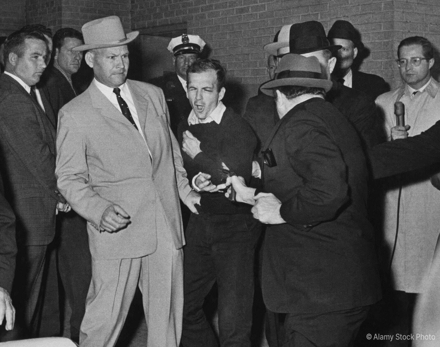 본문 이미지 - 1964년 수상작, 잭 루비 오스왈드를 사살하다 (JACK RUBY SHOOTS LEE HARVEY OSWALD), 로버트 잭슨 Robert H. JacksonNov. 24, 1963, Dallas, Texas ⓒAlamy Stock Photo