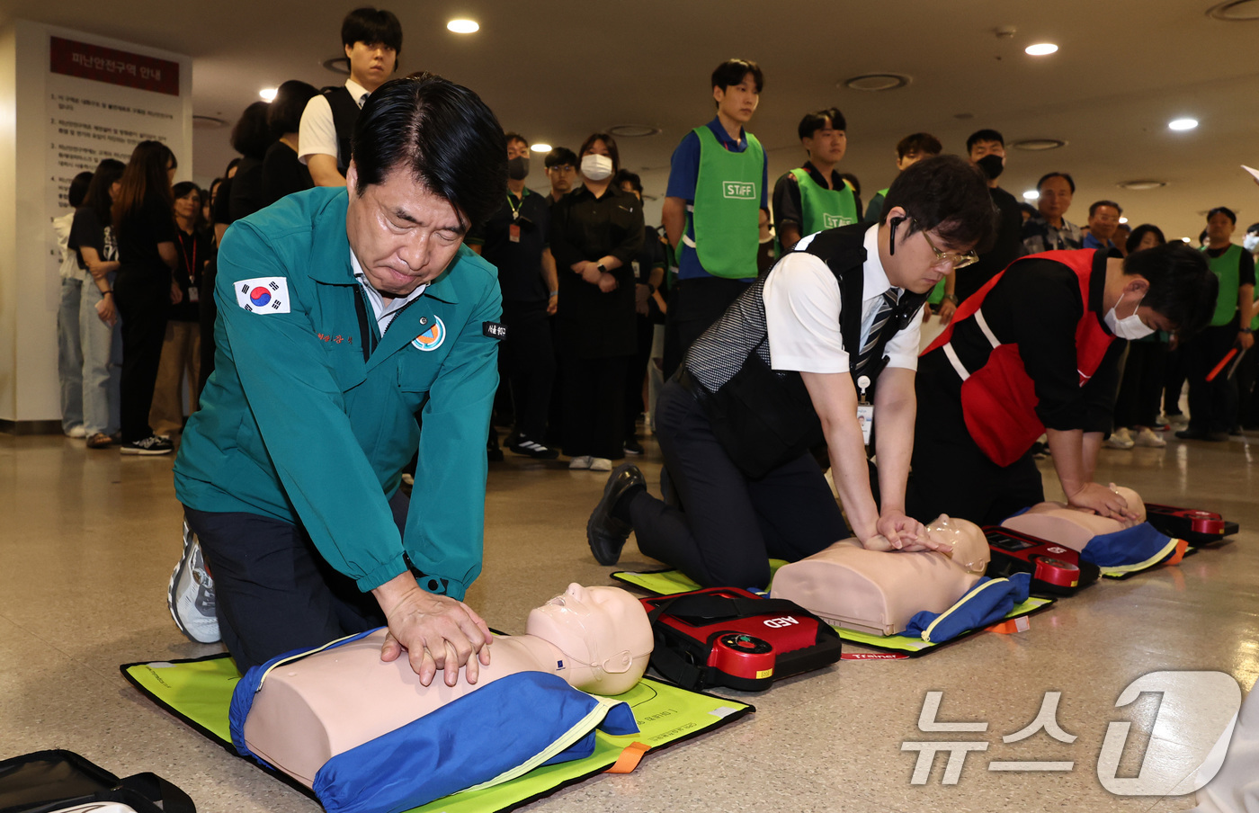 (서울=뉴스1) 구윤성 기자 = 서강석 송파구청장이 20일 오후 서울 송파구 롯데월드몰에서 열린 다중이용시설 민방공 대피훈련에서 심폐소생술 실습을 하고 있다. 2025.8.20/뉴 …