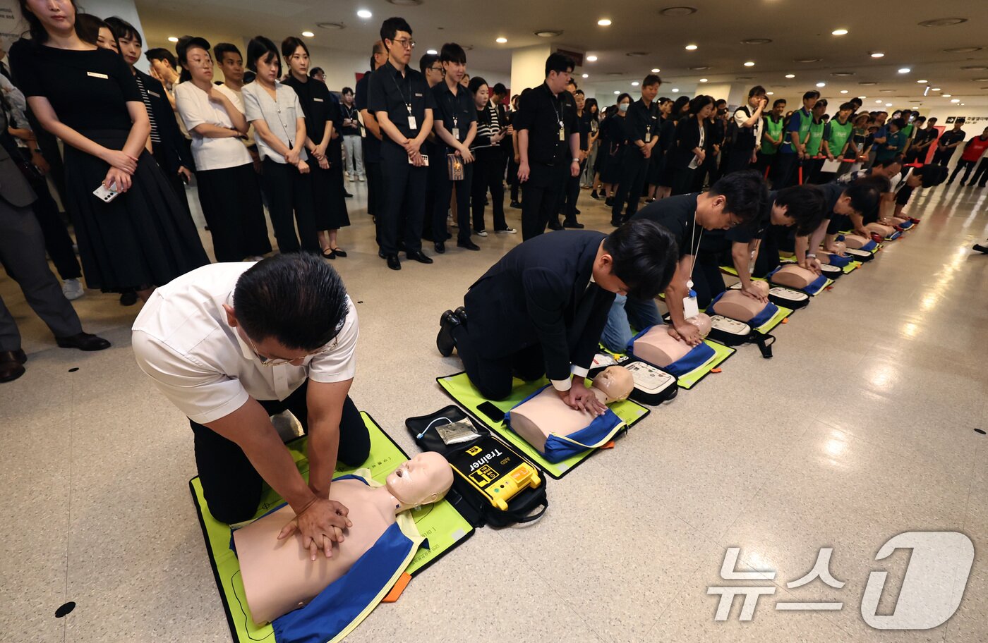 본문 이미지 - 20일 오후 서울 송파구 롯데월드몰에서 열린 다중이용시설 민방공 대피훈련에서 직원들이 심폐소생술 실습을 하고 있다. 2025.8.20/뉴스1 ⓒ News1 구윤성 기자