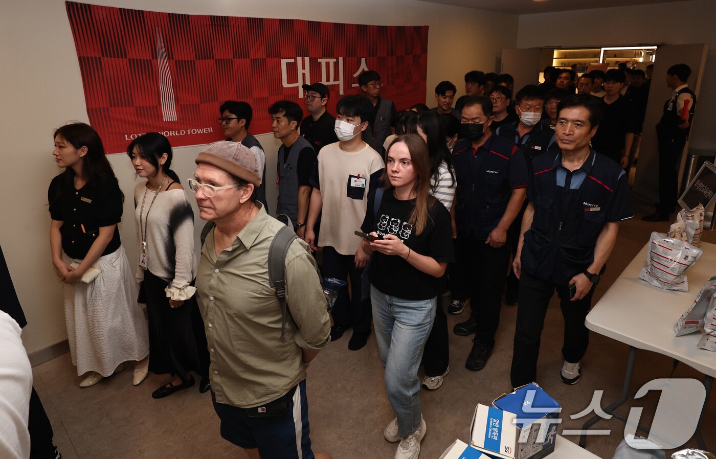 본문 이미지 - 20일 오후 서울 송파구 롯데월드몰에서 열린 다중이용시설 민방공 대피훈련에서 외국인 관광객들과 직원들이 대피소로 대피하고 있다. 2025.8.20/뉴스1 ⓒ News1 구윤성 기자