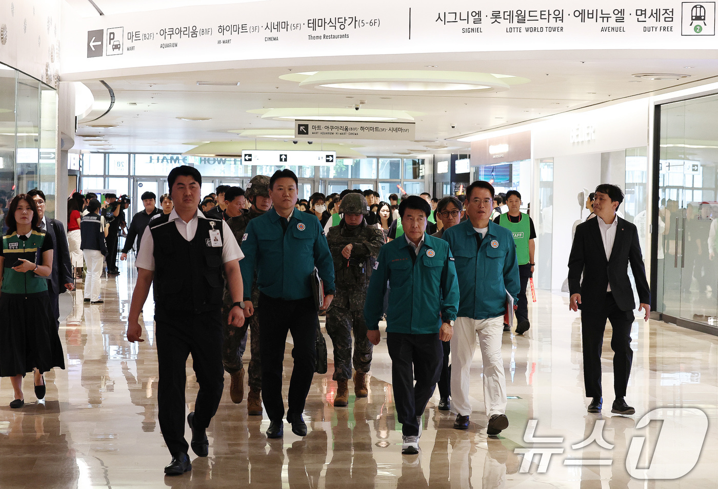 (서울=뉴스1) 구윤성 기자 = 서강석 송파구청장이 20일 오후 서울 송파구 롯데월드몰에서 다중이용시설 민방공 대피훈련을 하고 있다. 2025.8.20/뉴스1