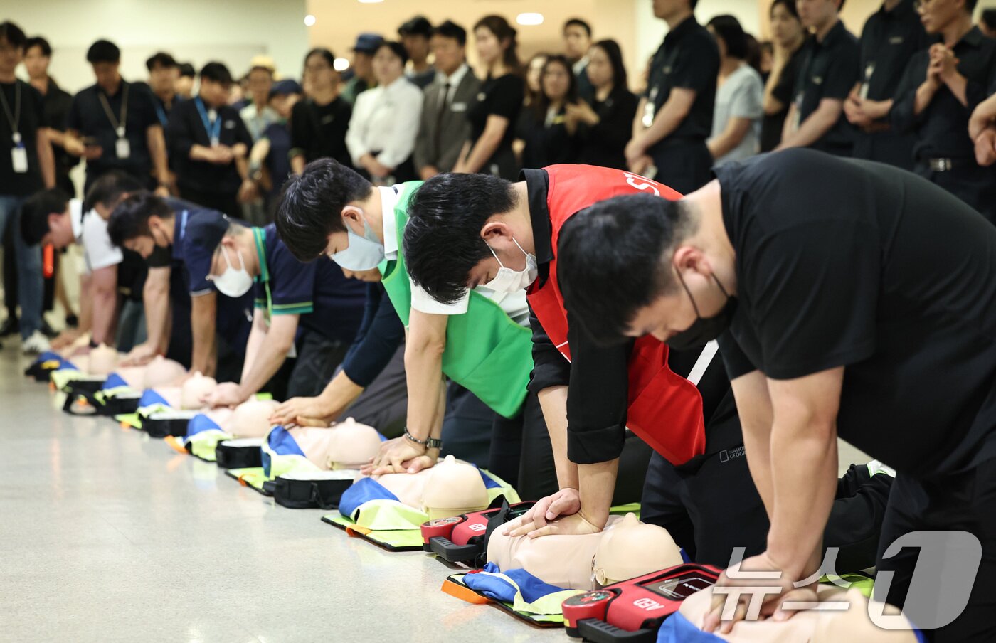 본문 이미지 - 20일 오후 서울 송파구 롯데월드몰에서 열린 다중이용시설 민방공 대피훈련에서 직원들이 심폐소생술 실습을 하고 있다. 2025.8.20/뉴스1 ⓒ News1 구윤성 기자