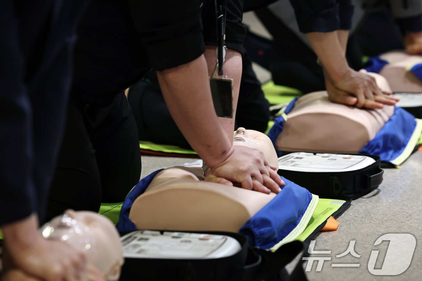 본문 이미지 - 20일 오후 서울 송파구 롯데월드몰에서 열린 다중이용시설 민방공 대피훈련에서 직원들이 심폐소생술 실습을 하고 있다. 2025.8.20/뉴스1 ⓒ News1 구윤성 기자