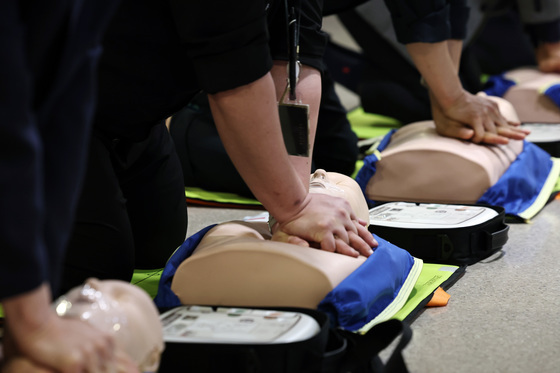 휴가 떠나던 간호사, 기내에서 경련 일으킨 승객 구조