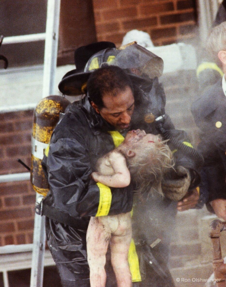 본문 이미지 - 1989 Spot News 수상작, 생명을 불어넣다 (GIVING LIFE), 론 올슈웽거 Ron Olshwanger, Dec. 31, 1988, St. Louis, Mo. Photograph courtesy Ron Olshwanger