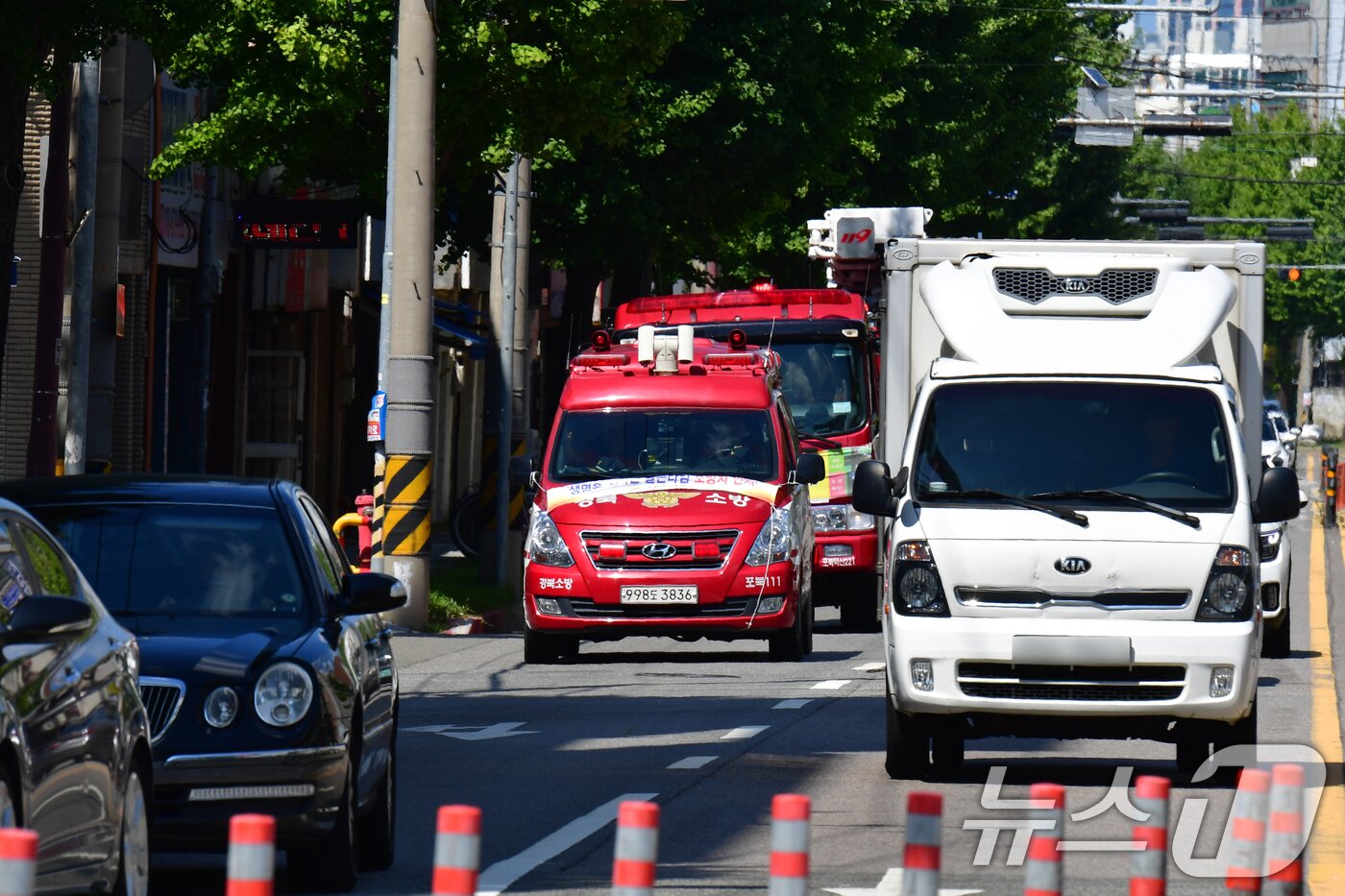 본문 이미지 - 20일 오후 2시 정각 전국에서 공습 상황을 가정한 민방위 훈련이 시작된 가운데 경북 포항시 북구 지역에서는 소방차 길터주기 훈련도 함께 실시되고 있다. 2025.8.20/뉴스1 ⓒ News1 최창호 기자