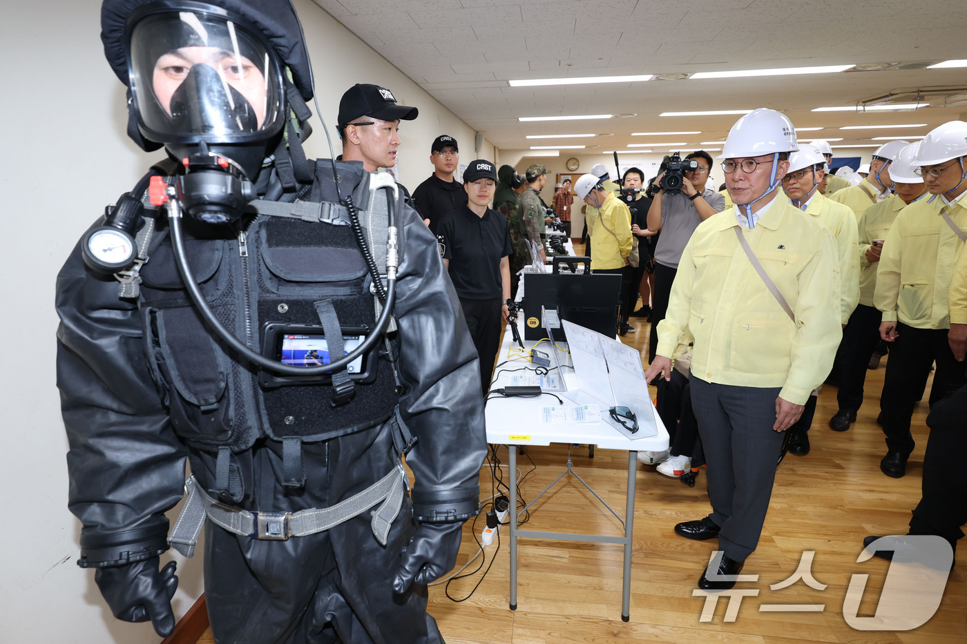 (서울=뉴스1) 임세영 기자 = 김민석 국무총리가 20일 오후 서울 종로구 정부서울청사 안전교육장에서 열린 '정부서울청사 공습대비 민방위 훈련'에서 화생방 대비 장비를 살펴보고 있 …