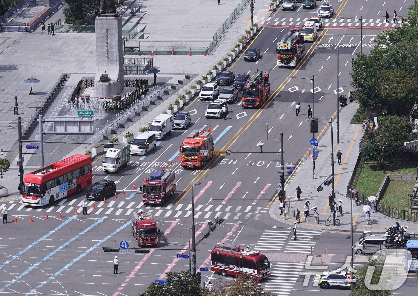 본문 이미지 - 전국 민방위 훈련이 실시된 20일 오후 서울 세종대로에서 차량 이동이 통제된 가운데 긴급차량 길 터주기 훈련이 진행되고 있다. 이번 민방위 훈련에서는 긴급차량 길 터주기 훈련을 중점적으로 실시했다. 차량 운전자는 훈련 중 소방차, 앰뷸런스 등 긴급차량이 접근하면 비상등을 켜 상황을 인지했음을 알린 뒤 서행해야 한다. 2025.8.20/뉴스1 ⓒ News1 박지혜 기자