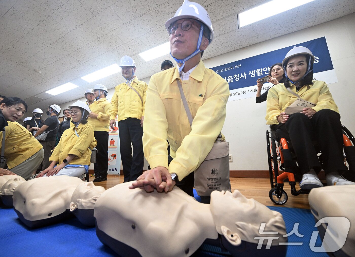 본문 이미지 - 김민석 국무총리가 20일 오후 서울 종로구 정부서울청사 안전교육장에서 열린 &#39;정부서울청사 공습대비 민방위 훈련&#39;에서 심폐소생술&#40;CPR&#41; 체험하고 있다. &#40;공동취재&#41; 2025.8.20/뉴스1 ⓒ News1 임세영 기자