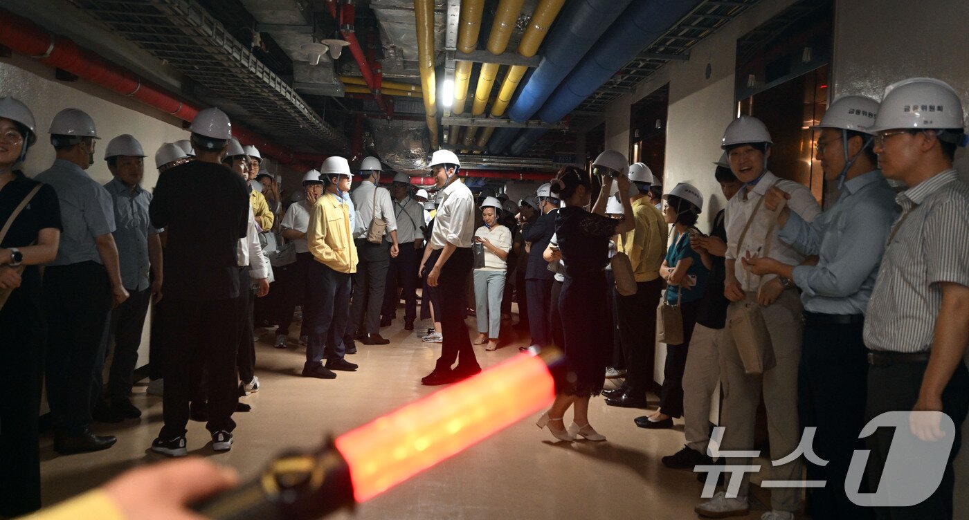 본문 이미지 - 20일 오후 서울 종로구 정부서울청사에서 열린 을지연습 연계 정부서울청사 공습대비 민방위 훈련에서 직원들이 지하 2층 대피장소로 이동하고 있다. &#40;공동취재&#41; 2025.8.20/뉴스1 ⓒ News1 임세영 기자