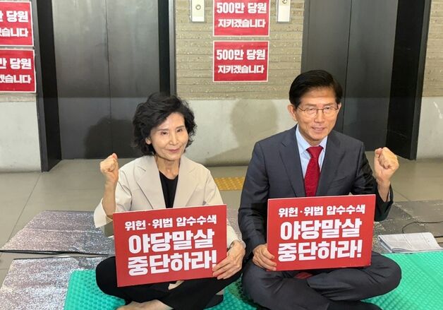 김문수 농성장 찾은 설난영…"사랑해요" 포옹 시도에 '웃음'