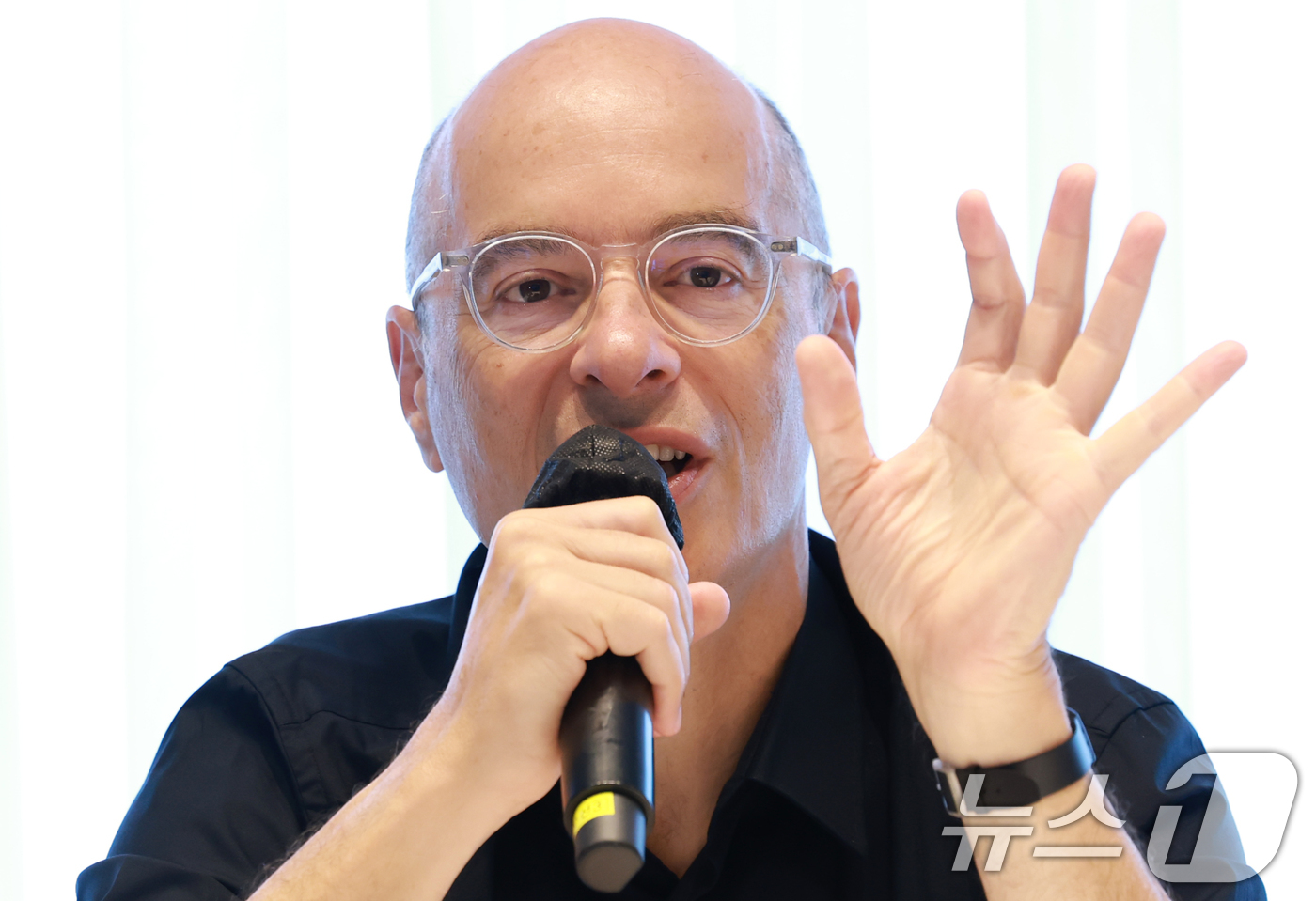 (서울=뉴스1) 권현진 기자 = 프랑스의 천재 작가 베르나르 베르베르가 20일 오후 서울 중구 앰배서더 서울 풀만 호텔에서 가진 ‘카메라의 땅’ 출간 기념 방한 기자간담회에 참석해 …