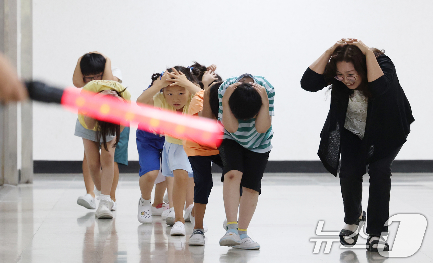 (수원=뉴스1) 김영운 기자 = 전국 단위 민방위 대피훈련이 실시된 20일 오후 경기 수원시 영통구 효동초등학교에서 학생들이 적 공습 상황에 대비한 민방위 대피훈련을 하고 있다. …