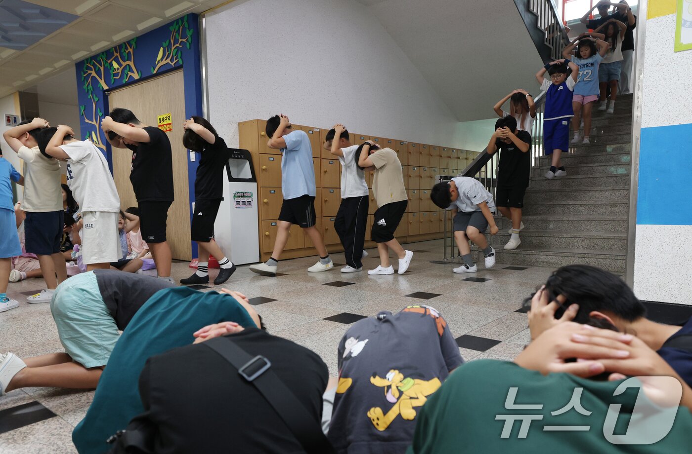 본문 이미지 - 전국 단위 민방위 대피훈련이 실시된 20일 오후 경기 수원시 영통구 효동초등학교에서 학생들이 적 공습 상황에 대비한 민방위 대피훈련을 하고 있다. 2025.8.20/뉴스1 ⓒ News1 김영운 기자